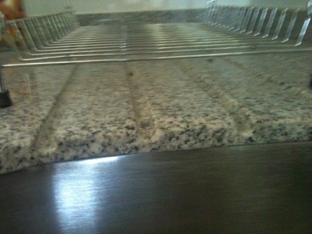 cubierta de granito con secaplatos